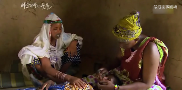 非洲原始部落以厚嘴唇為美，嘴唇越厚、越黑，地位就越高！紀錄片