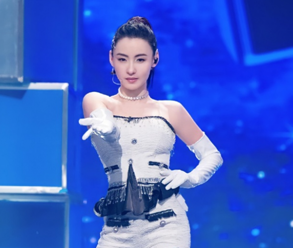 生下3胎的8個明星家庭：有人5年內連生3娃，有人46歲了還敢產子