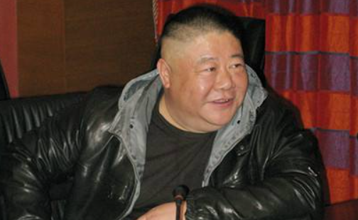 曾一次性喝27扎啤酒，因“翻譯官”一角走紅，劉金山如今怎麼樣了