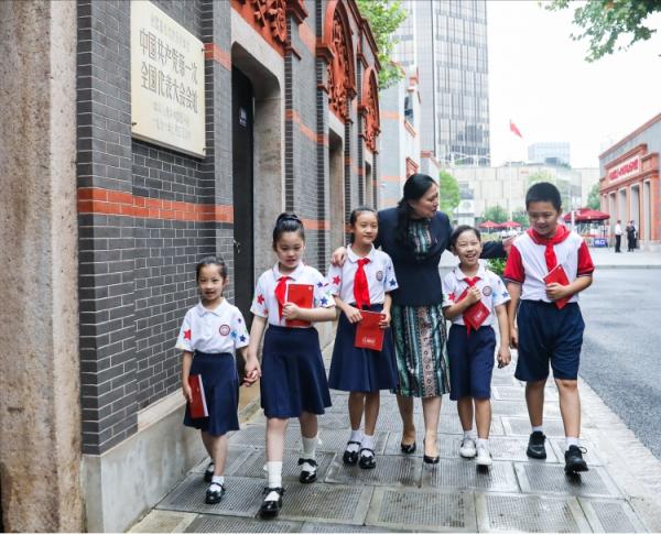 鐵人校長吳榮瑾:每天工作15個小時,是孩子們最愛的“雲朵媽媽” 鐵人校長吳榮瑾:每天工作15個小時,是孩子們最愛的“雲朵媽媽”