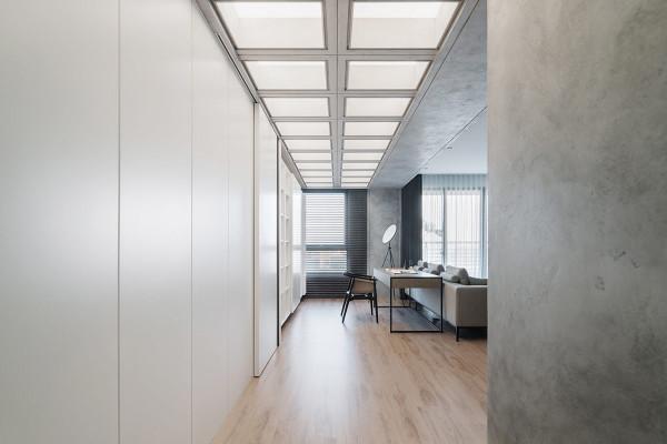 陽光明媚，灰白相間的公寓