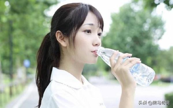 晨起第一杯水，喝水等於喝細菌？有害健康？真的是這樣嗎？