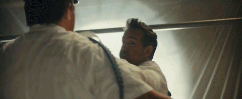 穿高衩裙光腳打架、徒手扒飛機，這部耗資超12億的大爽片，好過癮