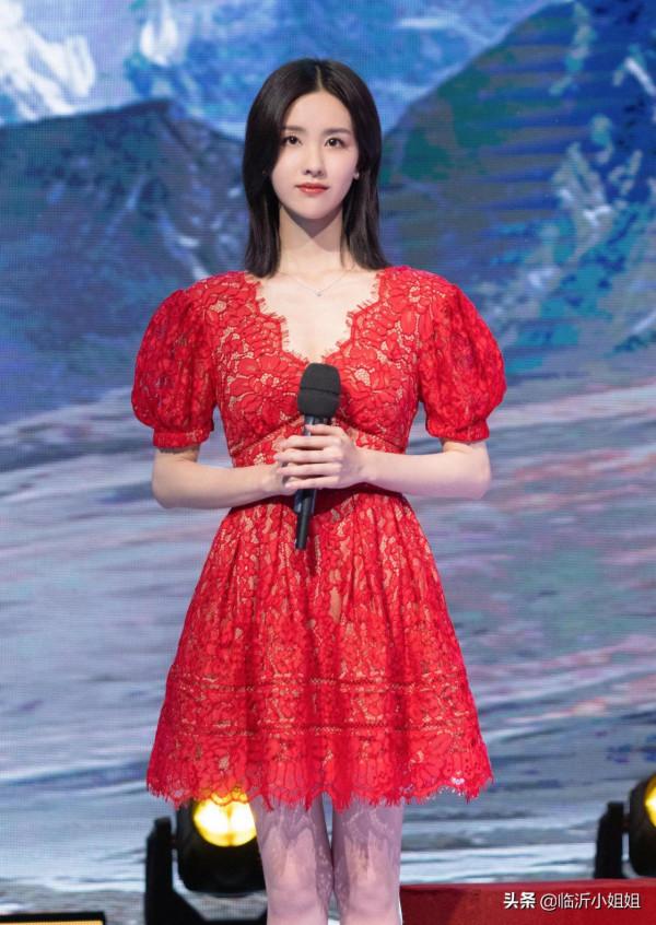 陳都靈，清純的校花級女神，顏值唯美可人，處處散發溫柔氣息