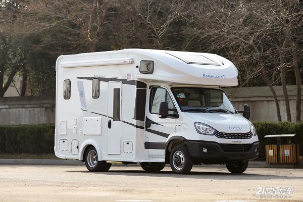 3.0T發動機配12度電，還有1000W太陽能板！這款房車適合退休生活