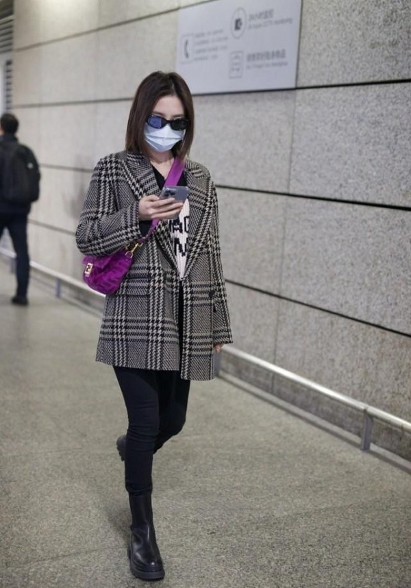 唐藝昕穿衣真時髦，藍色羽絨服疊穿同色針織衫，高階又減齡