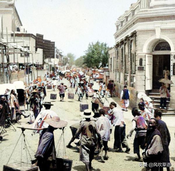 清末時期的武漢漢口，巨人高達兩米二八，街頭挑茶工絡繹不絕