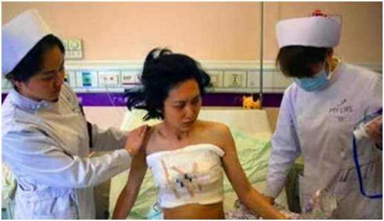 16年前背母上學的男孩，29歲時從男孩變成女孩，後來怎麼樣了