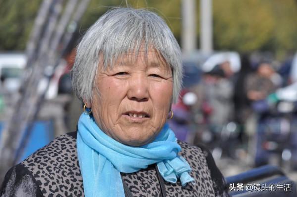 大娘從垃圾箱裡撿到“小野貨”,能辨別善與惡,老人:金山都不換 大娘從垃圾箱裡撿到“小野貨”,能辨別善與惡,老人:金山都不換