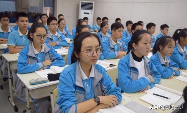 她成功地考到了縣城教師編制,開學不久卻匆匆辭職,為什麼? 她成功地考到了縣城教師編制,開學不久卻匆匆辭職,為什麼?