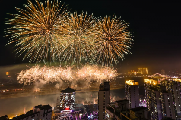 【網路中國節】月色嬋娟永靖夜 焰火耀天映新春