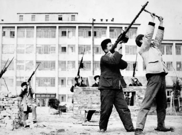 1966年，人民大會堂遭到槍擊，周總理：民間槍支全部登記收回