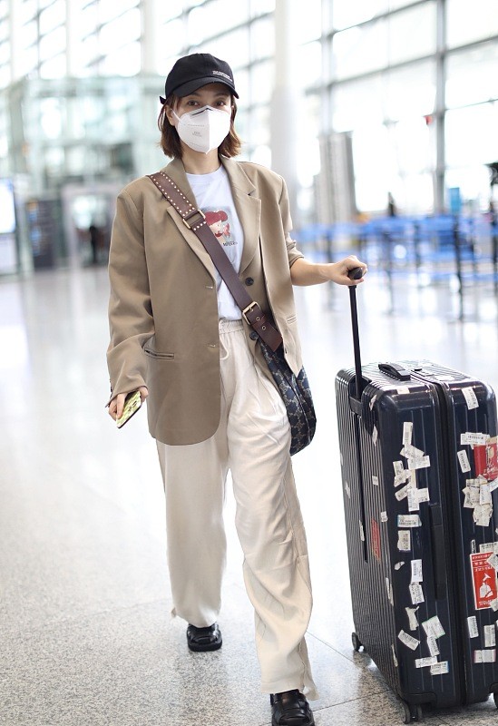 吳昕衣品“開掛”後太驚豔，西裝配上休閒褲，休閒正式風輕鬆拿捏