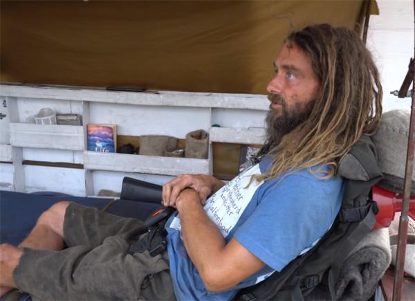 他住在2㎡破舊三輪車中，養4只羊為伴，邊牧羊邊流浪轉眼已過12年