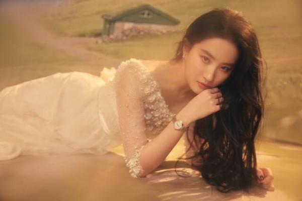 34歲劉亦菲發福不少，穿白裙依舊仙氣飄飄，全靠顏值在撐