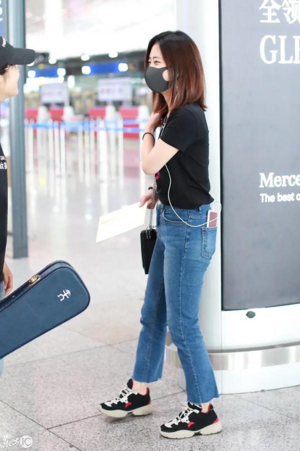 譚松韻牛仔褲穿出少女感