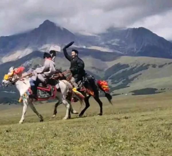 謝霆鋒和丁真草原騎馬，穿藏袍入鄉隨俗