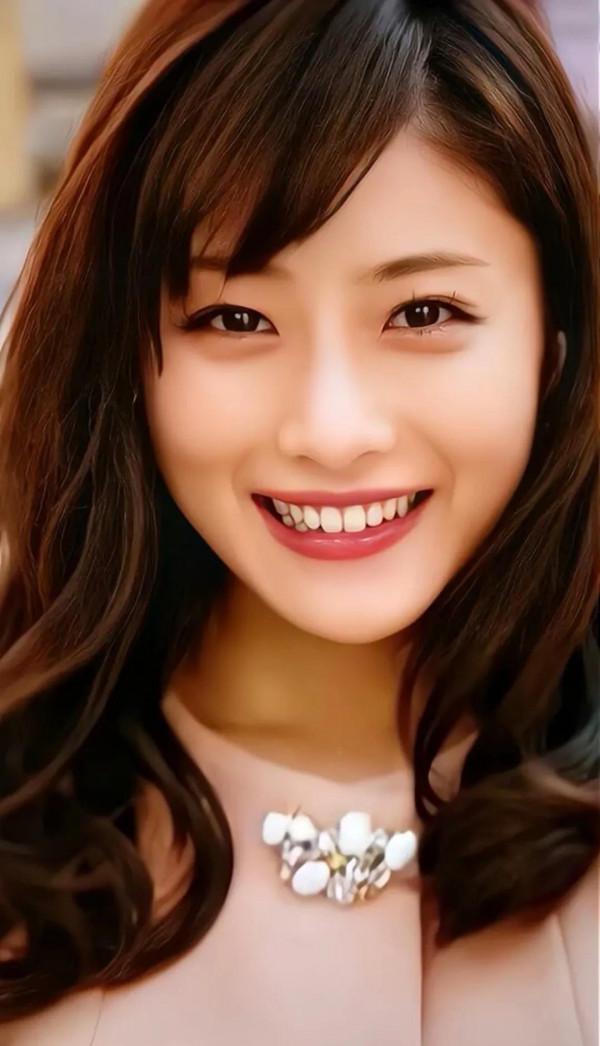 日本櫻花女神石原里美，笑起來真的好好看