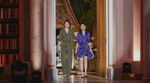 周迅登上《朗讀者》！穿紫裙將優雅刻進骨子裡，跟董卿相擁超養眼