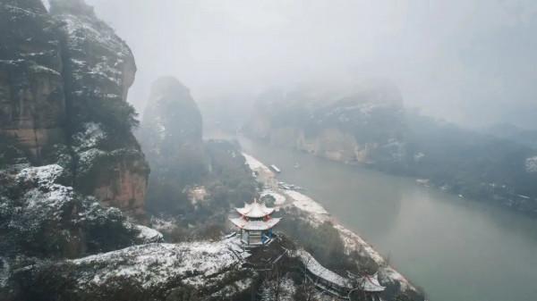 2022初雪降臨！冰墩墩驚喜亮相龍虎山