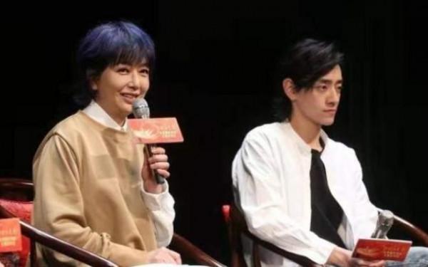 江珊染了一頭紫發，還穿衛衣配九分褲顯年輕，53歲阿姨也是洋氣人