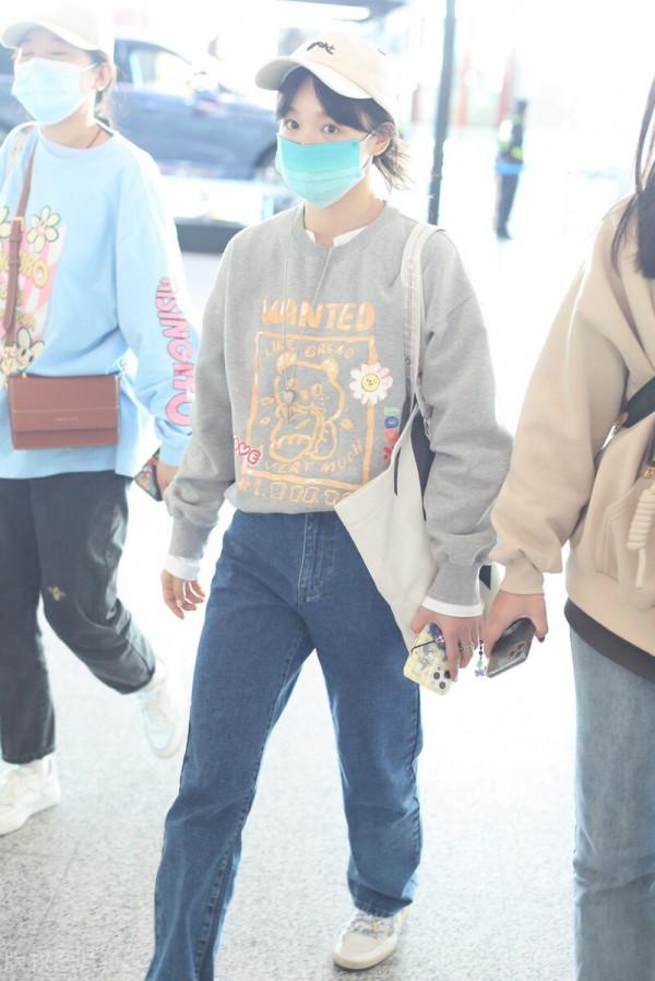 徐夢潔穿灰色卡通衛衣搭配牛仔褲,戴棒球帽舒適自在 徐夢潔穿灰色卡通衛衣搭配牛仔褲,戴棒球帽舒適自在