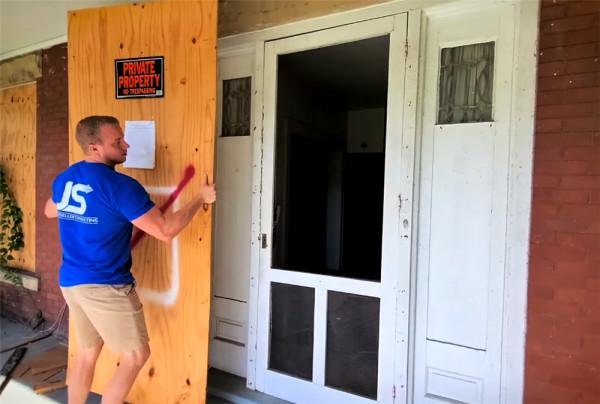 小兩口低價買下538㎡廢棄別墅，空間雖大卻殘破不堪，網友：值了