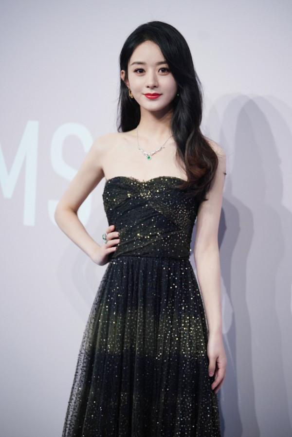 趙麗穎的身材“瘦而不柴”，骨架明顯卻有肌肉感，星空裙真挺耀眼