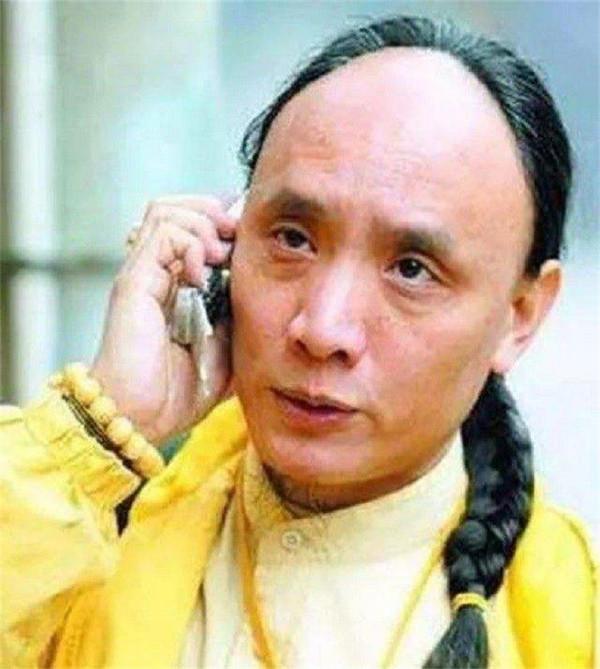 他自稱多爾袞十世孫：為保皇室血脈不娶漢女，向國家索要故宮祖產