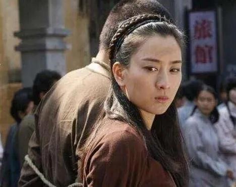 血戰邊城之二：土匪打老鼠洞偷襲，偵察員化裝巫師劃幹龍船送情報