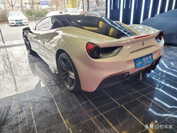 花三百多萬買臺6手法拉利，圖啥？老哥：停酒吧門口生意自動上門