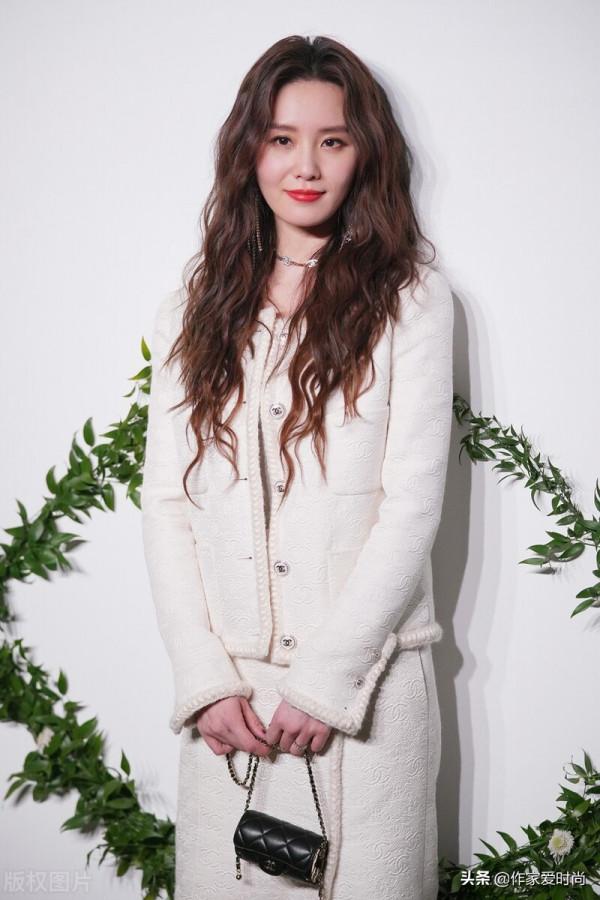 劉詩詩的時尚美太清純了，一顰一笑不做作，她的眼神和微笑好迷人