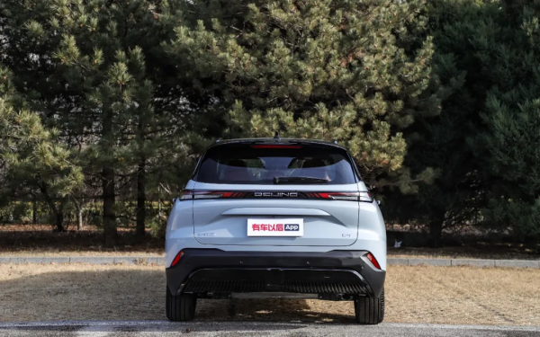 電子後視鏡+華為車機,軸距2735mm,預計10萬出頭可買 電子後視鏡+華為車機,軸距2735mm,預計10萬出頭可買