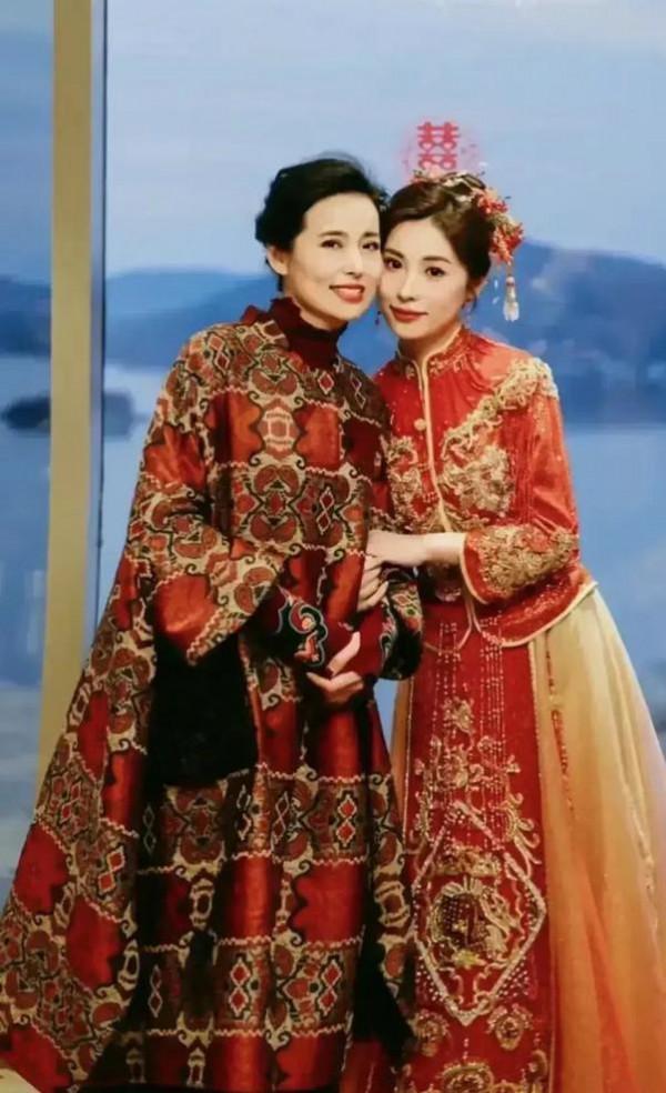 江蘇女孩婚禮，打扮簡約的母親意外搶鏡走紅，網友直呼最美丈母孃