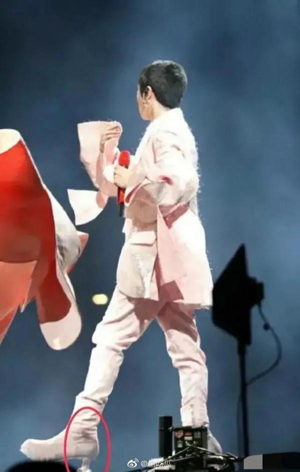 拍個戲就差踩高蹺了，搭戲的演員不曉得會不會跳戲哦