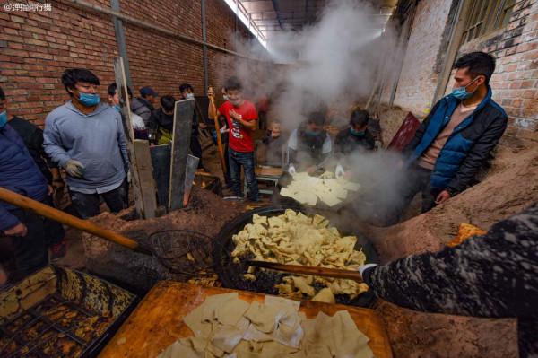 青海村民花銷10萬祈福,宴請千人制作炸饃饃,全村2000多人共享用 青海村民花銷10萬祈福,宴請千人制作炸饃饃,全村2000多人共享用