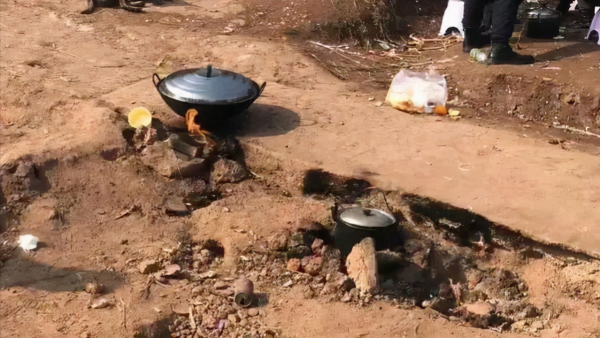 重慶村莊地上冒火60年不滅,村民用來燒水做飯,原來國外也有 重慶村莊地上冒火60年不滅,村民用來燒水做飯,原來國外也有