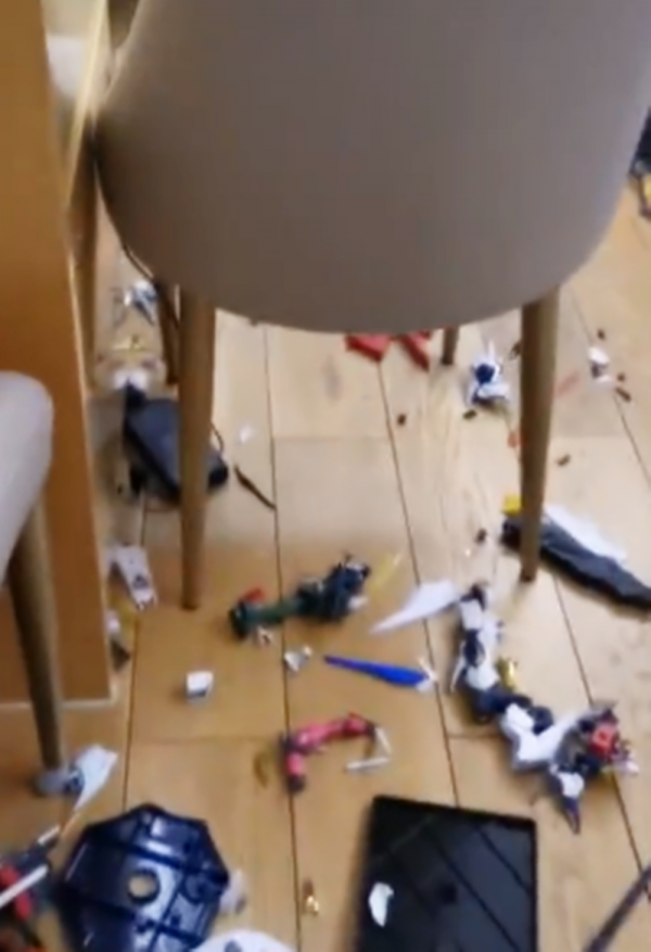 父親和兒子吵架酒後砸爛收藏模型，滿地的碎片背後，是滿地的心碎