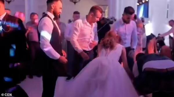 喜劇變悲劇!羅馬尼亞一男子在自己婚禮上被賓客拋起,結果脊椎摔骨折 喜劇變悲劇!羅馬尼亞一男子在自己婚禮上被賓客拋起,結果脊椎摔骨折