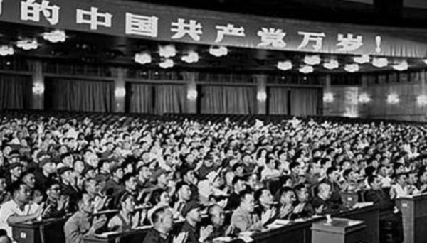 1956年，胡耀邦當選為中央委員，給毛主席寫信：我的心裡無限痛苦