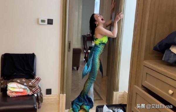 鍾麗緹時隔28年再演美人魚！穿吊帶上衣泳池裡游泳，美成童話世界