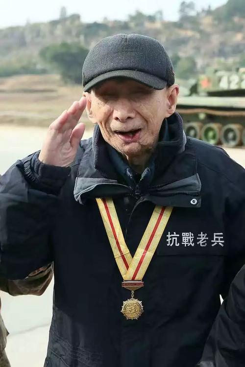 2016年，江蘇一女兒翻出父親日軍大印，解放軍6輛坦克迎接，為何