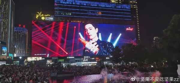 金主霸霸是承包了這塊大屏嗎？