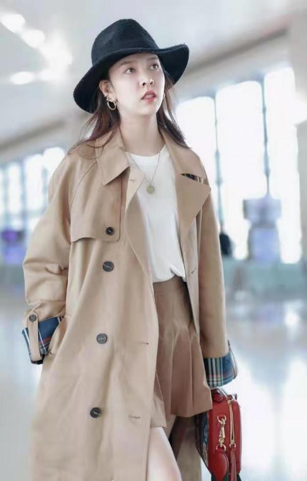 宋妍霏雖是95後但氣場超強，奶茶風衣配馬丁靴，真是行走的衣架子