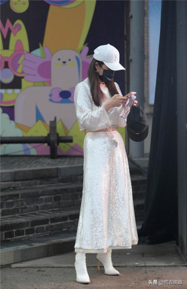 參加時裝週，穿搭要精緻，選擇裙子搭配，要有高跟鞋襯托