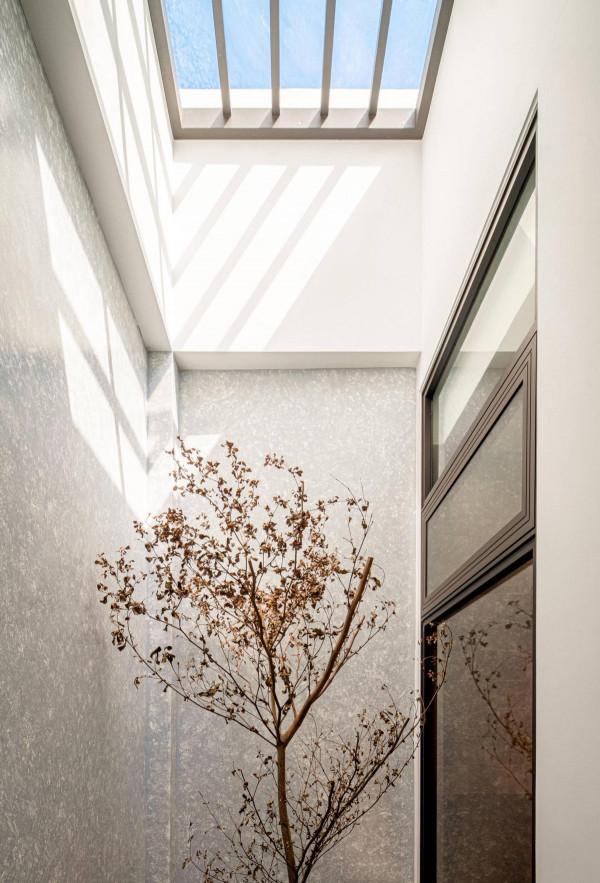 發現一棟302㎡別墅，那叫一個享受，入戶就有造景庭院，是真氣派