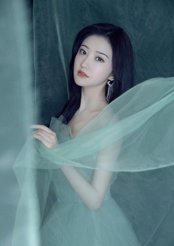 景甜秀新造型,超細眉毛嫵媚動人,綠色輕紗抹胸裙似仙女下凡 景甜秀新造型,超細眉毛嫵媚動人,綠色輕紗抹胸裙似仙女下凡