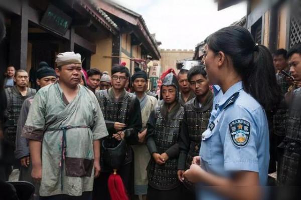 橫店20萬群演狼狽現狀:90%高中沒畢業,美女光棍遍地,月入三千 橫店20萬群演狼狽現狀:90%高中沒畢業,美女光棍遍地,月入三千