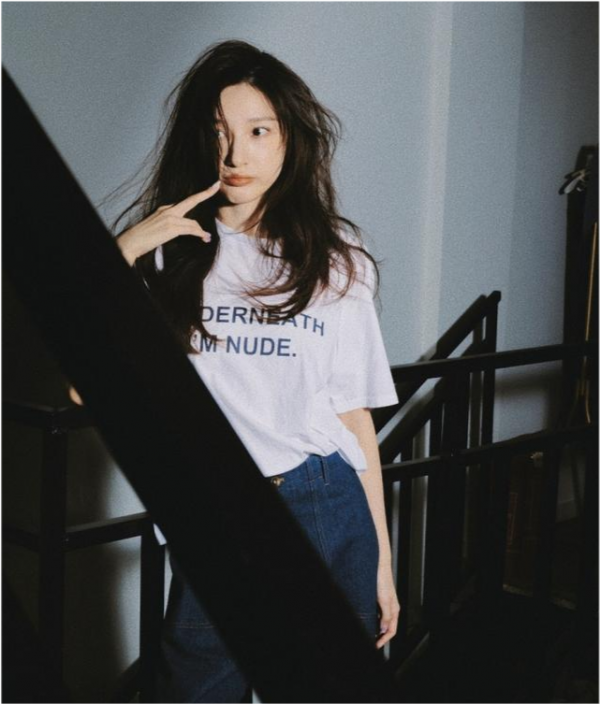 馬凡舒主持完春晚大爆紅！光腳拍寫真比女明星有範，氣質神似董卿