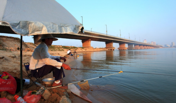 河流釣魚走水太嚴重怎麼辦？記住去找這六個釣點，用這三種釣法